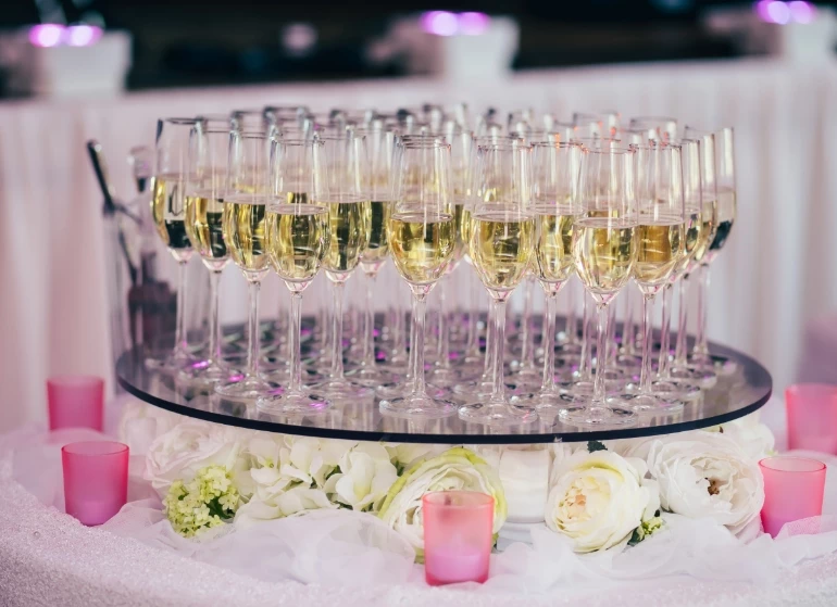 kieliszki z szampanem na weselu